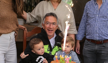  Janos Abud con sus nietos Santiago y Alejandro.