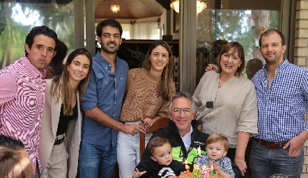 Alejandro Abud con su esposa, hijos, hijos políticos y nietos.