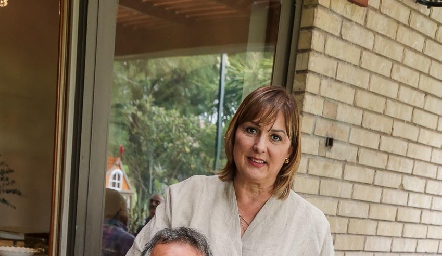 Alejandro Abud y Catherine Barret con sus nietos Santiago y Alejandro.