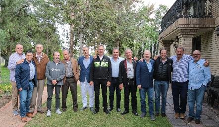 Janos con sus amigos.