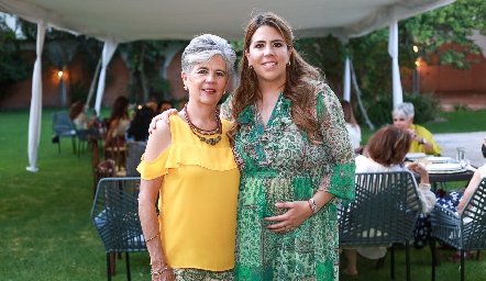  Gaby Carrillo con su mamá Flora Martínez.