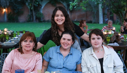  Lupita Martínez, Ale, Daniela y Carla Gazcón.