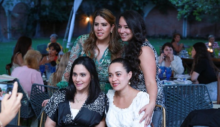  Gaby Carrillo, Mariana Carreón, Nayelli Zarur y Claudia Méndez.