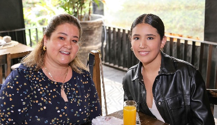  Mónica Berlanga y Caro Brueggeroff.