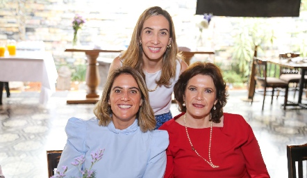  María José y Ana Sofía Aranda con su mamá Sara González.