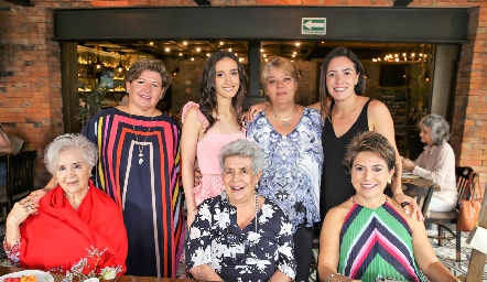 Beatriz Bremer, Montse Elorduy Bremer, Dolores Pro, Mari Ceci Herrera, Lily Robles, Elsa de Bremer y Cecilia Bremer.