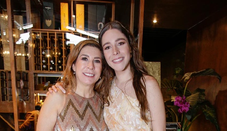  Lorena de la Parra con su mamá Lorena González Ramírez.