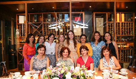  Lorena de la Parra con las amigas de su mamá Lorena González Ramírez.