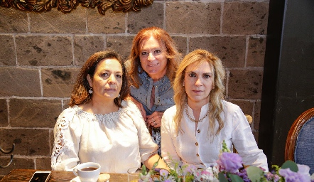  Lourdes González, Begoña Ruiz y Claudia Villarreal.