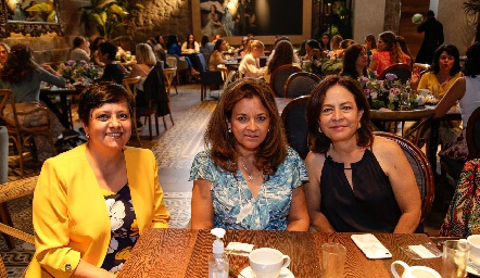  Lilia Rodríguez, Lula Enríquez y Bertha Quilantán.