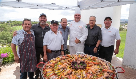 Juan Ignacio Bremer con su familia y el chef que preparó la exquisita paella.