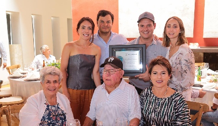 Elsa de Bremer, Maricecy Herrera, Raúl Torres, Juan Ignacio Bremer, José Jaime Herrera, Fer Pérez y Cecilia Bremer.