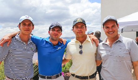  Los primos Rodrigo, Alejandro y Felito Bremer con José Herrera.