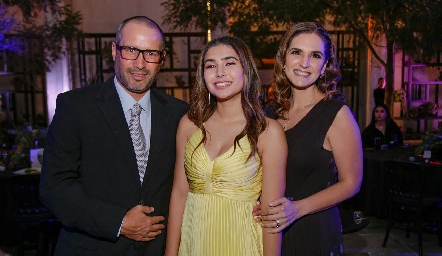 Juan Carlo Bueno y Rocío Zurita con su hija Sofía.