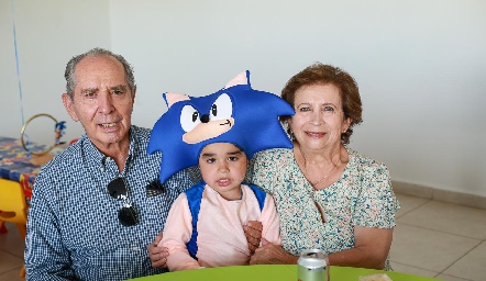  Franco con sus abuelos Jesús y Cube Conde.