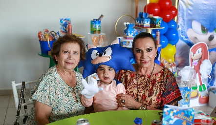  Franco con sus abuelas Cube de Conde y Yoya Galarza.