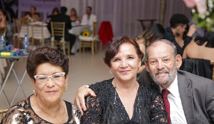  Martha de Ceballos, Juana María y José Luis .