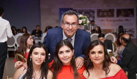  Jorge Báez y Aída López con sus hijas Ximena y Ana Cristina.