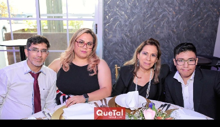  Javier, Jezabel Estrada, Carmen Estrada y Andrés Estrada.