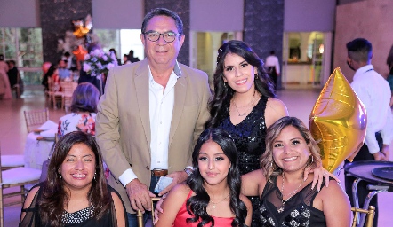  Brenda Juárez, Montserrat Martínez, María José Mier, Jesús Huerta y Laura Nohemí Juarez.