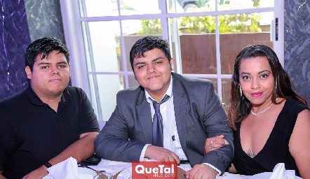  Abrahán Contreras, Saúl Contreras y Agueda Rodriguez.
