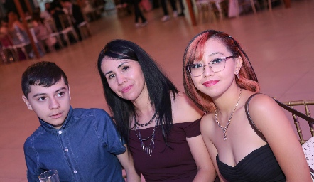  Cristóbal Vázquez, Lupita Puente y Estefanía Vázquez.