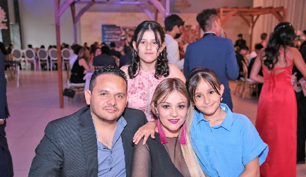  Cleber Rodríguez, Loraine Tallabas, Loraine Rodríguez y Linte Rodríguez.
