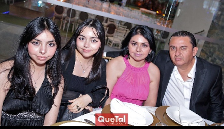  Fernanda Ramírez, Ariana Ramírez, Rosario Merino y Arturo Ramírez.