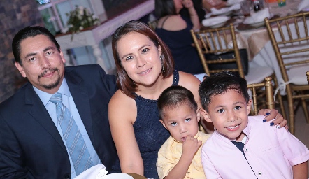  Fernando Valdez, Talía Cazares, Fernando y Esteban Valdez.