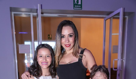  Bárbara Echavarri, Denis Mendoza y Axel Echavarri.