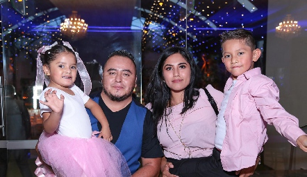  Madeleine Gallegos, Jorge Carlos Gallegos, Fanny Lárraga y Carlo Gallegos.