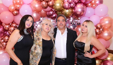  Karen Rodríguez, Teresa Rodríguez, Felipe Martínez y Cris Rodríguez.