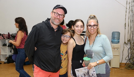  Luis Dorador, Miguel Dorador, Isabella Dorador y Sofia Orozco.