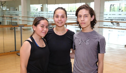  Ana Paula Angeles, Regina y Santiago Zulaica.