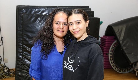  Aide Castillo y Fernanda Morones.