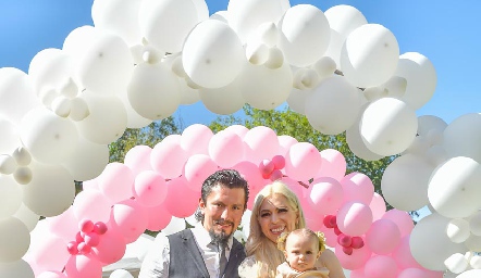  Vladimir Ibáñez, Eugenia Cedillo y su pequeña Victoria.