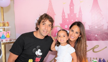 Daniel Enríquez y Gloria Leal con su hija Roberta.