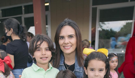 Alejandra Díaz de León con sus hijos Juan Carlos, Franco y Ale Conde.