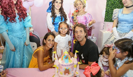  Gloria Leal y Daniel Enríquez con su hija Roberta.