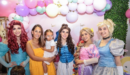  Ariel, Gloria Leal, Roberta Enríquez, Bella, Rapunzel y Cenicienta.