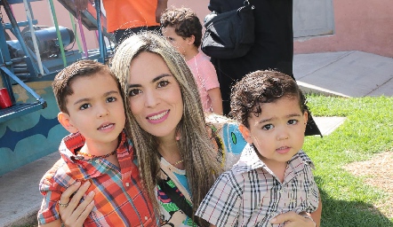  Elizabeth Berrones con sus hijos José Manuel y Diego Ruiz.