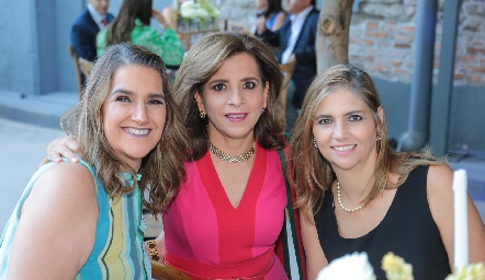  Mónica Leiva, Ana Emelia Tobías y Lourdes Leiva.