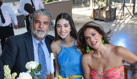 Juan Carlos Leiva y Regina Pérez con su hijaMontserrat.
