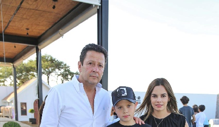  Luis Fernando Lozano y Arlette Robles con su hijo Santiago.
