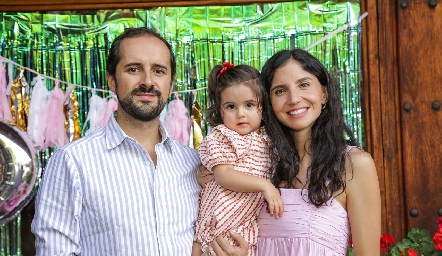  Guillermo Romo y Ale Torres con su hija Nerea.