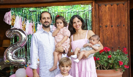  Guillermo Romo y Ale Torres con sus hijos.