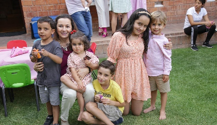  Lupita López con sus nietos.
