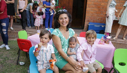  Adriana Díaz de León con sus nietos .