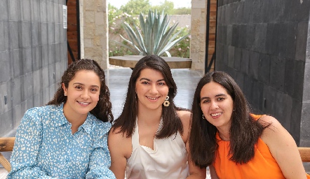  Claudia Jasso, María Paula Fortanelli y Mónica Fortanelli.