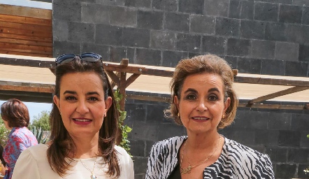 Leticia Pérez y María del Carmen Pérez con su mamá Chata Espinosa.